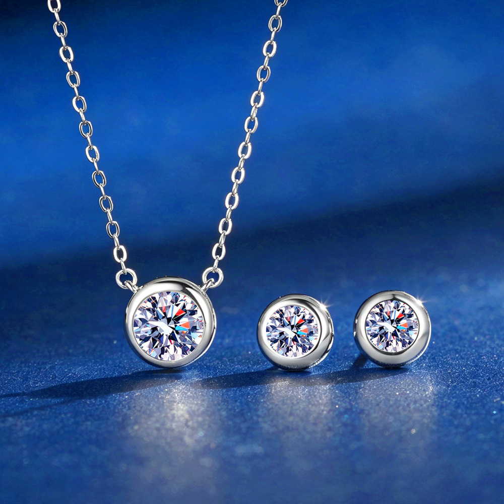 Dカラーのモアッサナイトを使用した、ベゼルデザインのスタッド - Bezels Set Pendant のレビューと価格