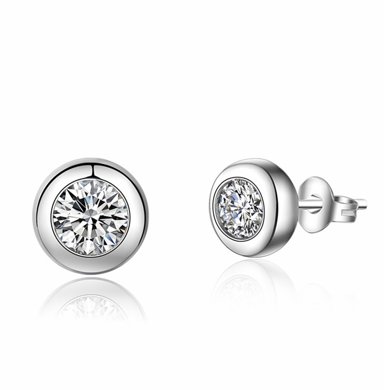 Dカラーのモアッサナイトを使用した、ベゼルデザインのスタッド - Bezels Set Pendant のレビューと価格